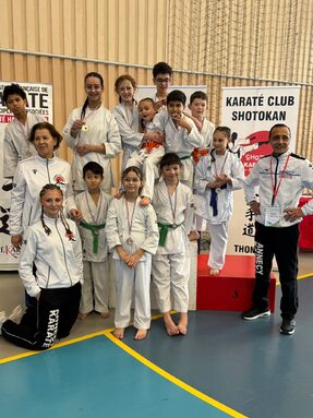 L'équipe de compétiteurs Annecy karaté.jpg